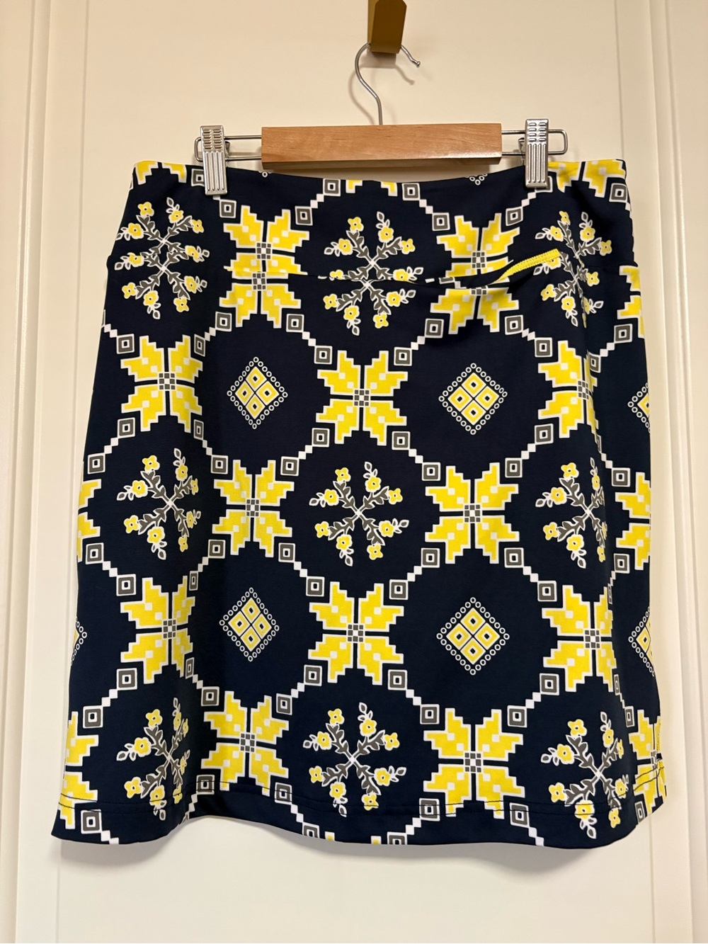 ⛳️⛳️ Golftini Women’s Navy and Yellow Printed Golf Skort w/ Front Tee Pocket
